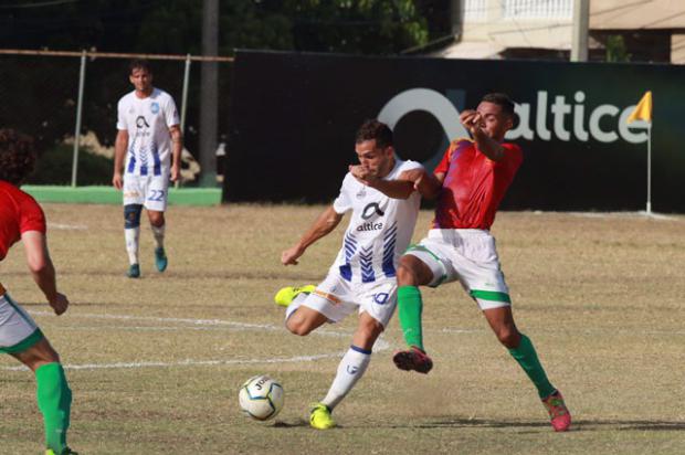 Acciones del partido donde gana Jarabacoa FC