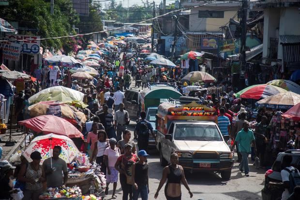 Personas venden y compran en un mercado de Puerto Príncipe, Haití.