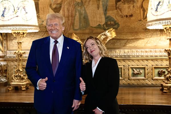 Una imagen de archivo proporcionada por la Oficina de Prensa del Palacio Chigi (Palazzo Chigi) muestra a la primera ministra italiana Giorgia Meloni (D) con el presidente electo de EE. UU., Donald Trump, en su residencia en el resort Mar-a-Lago, Palm Beach, Florida, EE. UU., 4 de enero de 2025 (emitida el 05 de enero de 2025). (Italy)