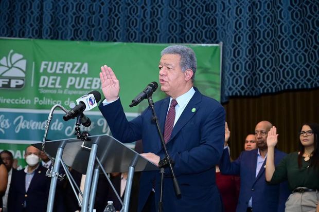 Leonel Fernández concluye recorrido en Nueva York con récord de 21 juramentaciones.