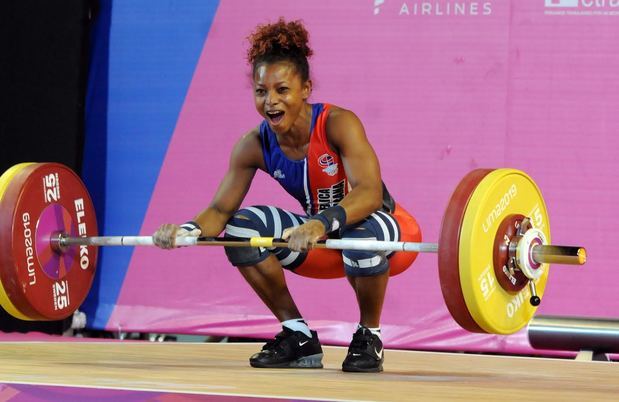 Beatriz Pirón estableció dos nuevas marcas y se alzó con la medalla de oro de la categoría 49 kilos femeninos en las competencias de pesas.