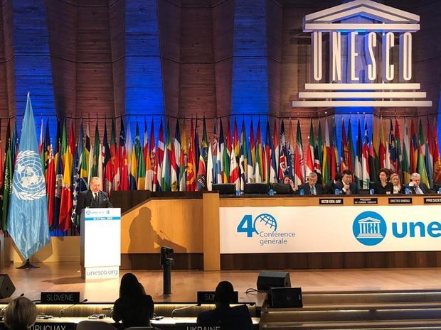 El ministro de Cultura, Eduardo Selman habla en conferencia de la Unesco.