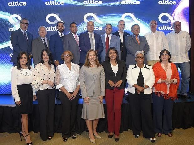 Ana Figueiredo, CEO de Altice Dominicana con directores de prensa y líderes de opinión.