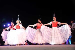  La agrupación folklórica de Paraguay, en un momento de la presentación de la danza de las botellas.