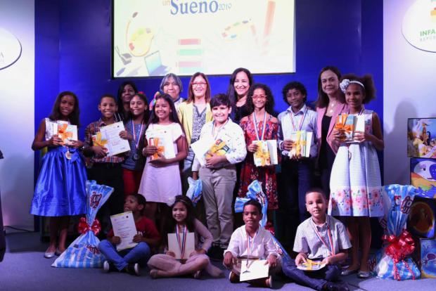 Premian ganadores de concurso de cuentos infantiles 'Te Regalo un Sueño'