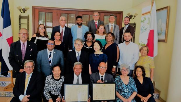 El reconocimiento al doctor Edgardo Jorge Job y José Rafael Sosa fue realizado en la residencia del embajador de Japón, Hiroyuki Makiuchi.