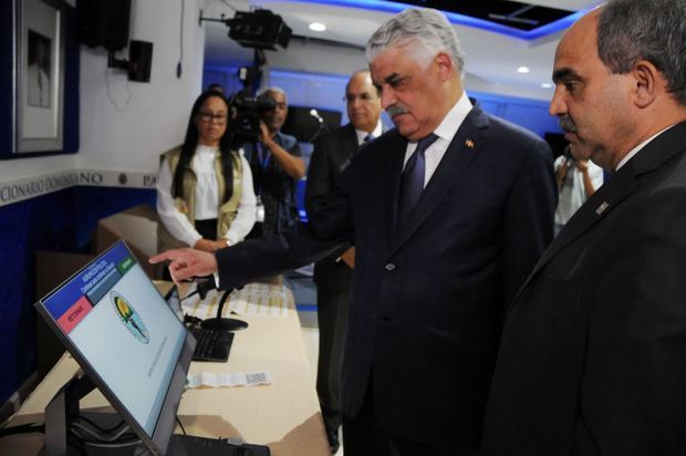 Miguel Vargas durante simulacro de votación electrónica (Foto de archivo).