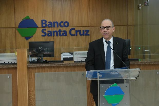 El Sr. Fausto Arturo Pimentel, presidente del Banco Santa Cruz.