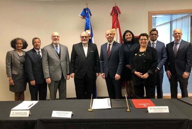Universidad de Carleton en Ottawa, Canadá, y el Instituto de Educación Superior en Formación Diplomática y Consular (INESDYC) del Ministerio de Relaciones Exteriores de la República Dominicana  en la firma del memorando.