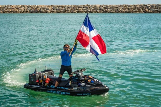 Álvaro de Marichalar sostiene la bandera dominicana como parte  de su travesía por el mundo, buscando recorrerlo en jet Sky (moto acuática).