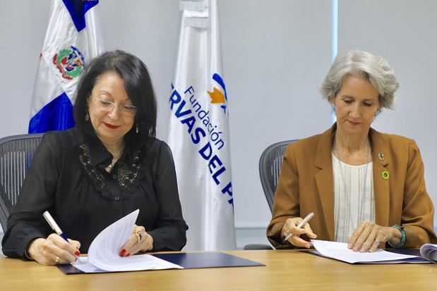 Presidenta ejecutiva de  Fundación Reservas del País, Rosa Rita Álvarez y la gerente ejecutiva de Sostenibilidad 3Rs, Ginny Heinsen Bogaert.