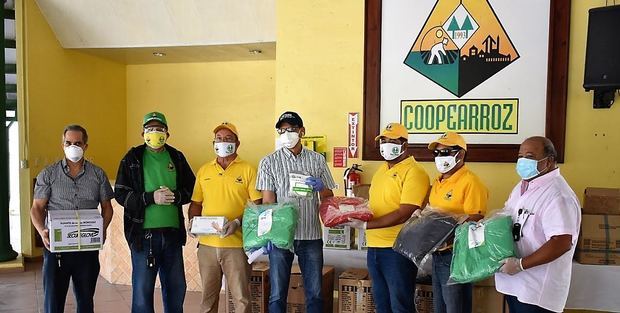 Coopearroz entrega medio millón de pesos de equipos y materiales donados al Hospital Regional Doctor Luis Manuel Morillo King de La Vega.