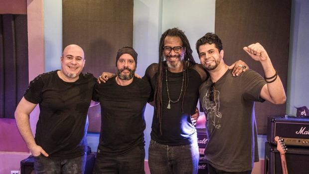 Tomás Álvarez (bajo), Joel Lazala (batería), Tony Almont (vocalista y guitarra), y Ariel Sánchez (guitarra invitada).