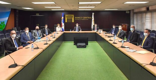 Héctor Valdez Albizu, gobernador del Banco Central, sostuvo una reunión con presidentes de bancos múltiples para presentar un mecanismo de mayor flexibilización para los refinanciamientos de
préstamos.