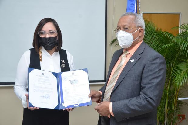 Elizabeth Mena recibe la certificación de Salvador Ramos.