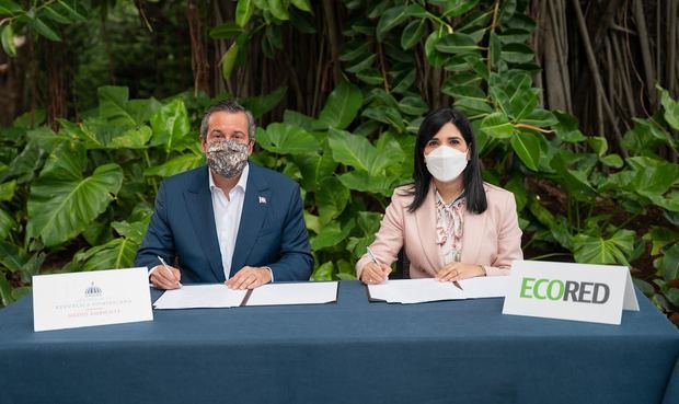 Firman el acuerdo de colaboración institucional, la presidenta de ECORED, Mariel Bera y el ministro Jorge Orlando Mera.
