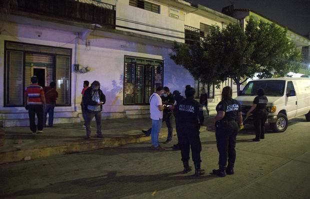 Policías municipales vigilan hoy la zona donde fue asesinado el periodista Heber López Vásquez en Salina Cruz, estado de Oaxaca, México.
