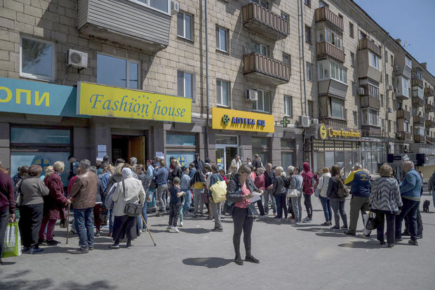 Un grupo de personas hace cola ante un centro humanitario para recibir ayuda en la ciudad ucraniana de Zaporiyia, el pasado jueves.