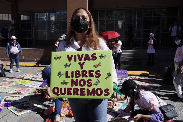 Fotografía de archivo de colectivos de mujeres realizan un plantón en el Día Internacional de la Eliminación de la Violencia contra la Mujer, en Tegucigalpa. 