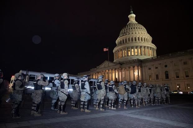 La Guardia Nacional se forma a las afueras del Capitolio de los Estados Unidos después de que seguidores de Donald Trump irrumpieran en el recinto durante unas protestas en Washington, Estados Unidos.