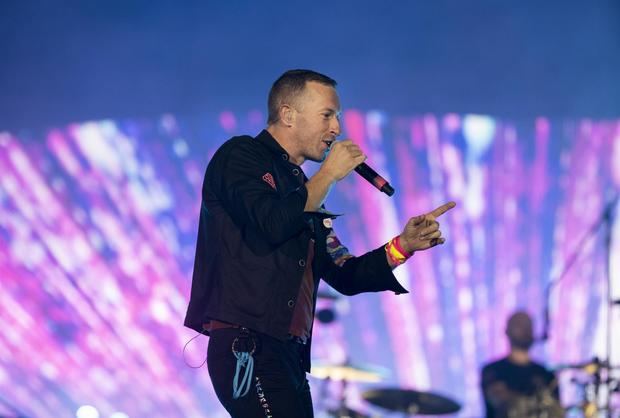 El cantante británico Chris Martin y su banda Coldplay se presentan, durante el concierto de la gira 'Music of the Spheres en el Estadio Olímpico Félix Sánchez de Santo Domingo, República Dominicana.