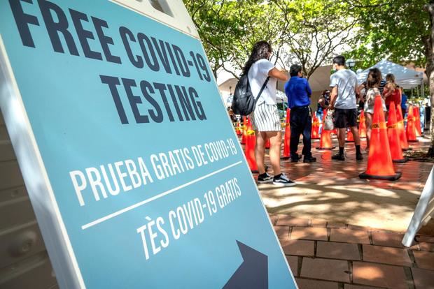 La gente hace cola para llegar al servicio de pruebas de coronavirus covid-19 en el lugar de prueba móvil frente al Centro de Gobierno Stephen P. Clark en Miami, en una fotografía de archivo.