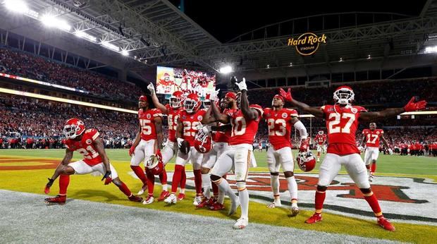 
Los jugadores de los Kansas City Chiefs celebran una intercepción en los minutos finales contra los San Francisco 49ers poco antes de ganar el Super Bowl LIV de la Liga Nacional de Fútbol, ​​en el Hard Rock Stadium de Miami Gardens.