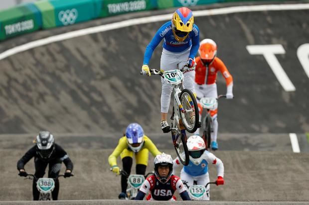 Mariana Pajón (arriba) de Colombia compite en los Juegos Olímpicos 2020, este viernes en el Parque Deportivo Urbano de Ariake en Tokio, Japón.
