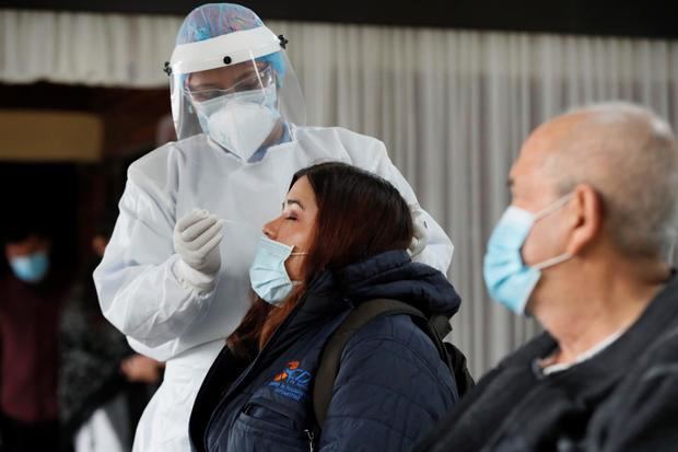 Una mujer se somete a una prueba de covid-19 en Bogotá, en una fotografía de archivo.