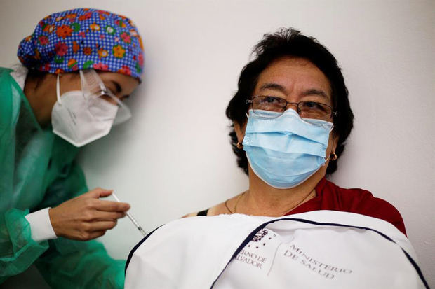 Ángela Murga (d), de 68 años, fue registrada este miércoles al recibir la vacuna contra la covid-19, en San Salvador, El Salvador.