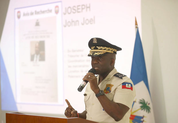 León Charles, jefe de la policía de Haití, habla durante una rueda de prensa hoy en Puerto Príncipe, Haití.
