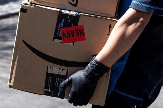 Una mujer de entrega de Amazon entrega paquetes en medio de la pandemia de coronavirus en Los Ángeles, California, EE. UU.