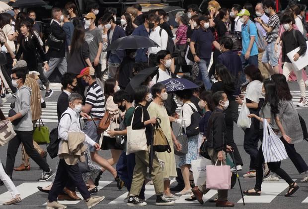 Decenas de personas transitan por una calle de Tokio.