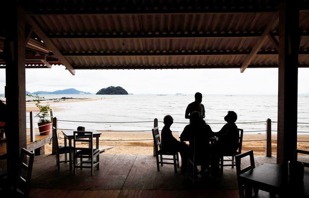 Una familia almuerza hoy, en la playa de Veracruz, durante el primer día de reapertura en Ciudad de Panamá, Panamá.