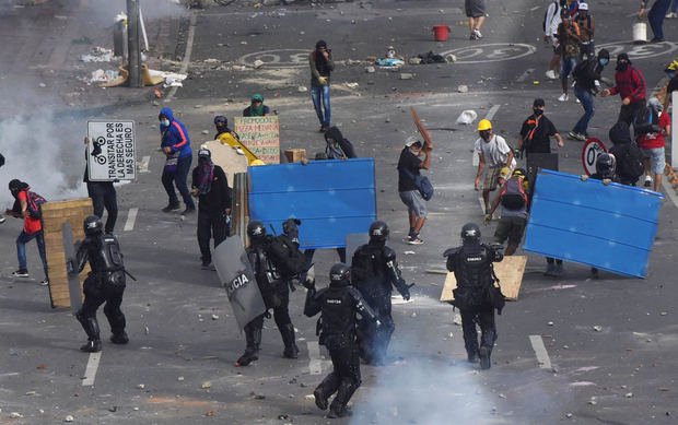 Manifestantes se enfrentan con miembros del Escuadrón Móvil Antidisturbios (ESMAD) durante las protestas, el 3 de mayo de 2021, en Cali, Colombia.