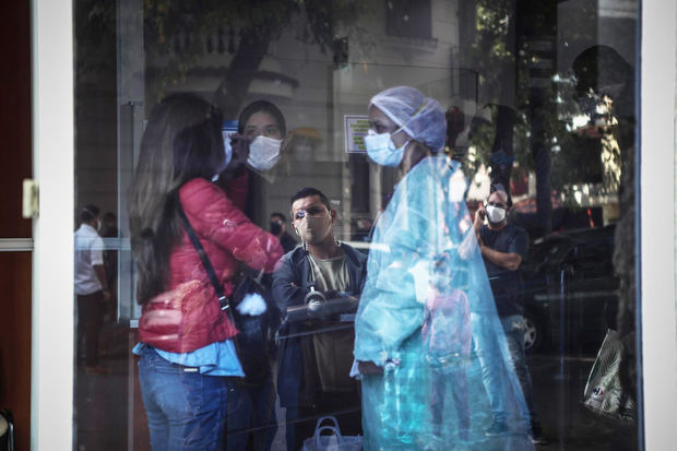 Una enfermera trabaja hoy en una zona de urgencias por covid-19 de una clínica de Buenos Aires, Argentina.