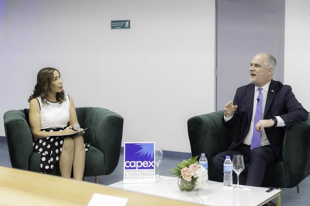 Grisbel Medina condujo el panel con el superintendente de bancos, Alejandro Fernández W. 