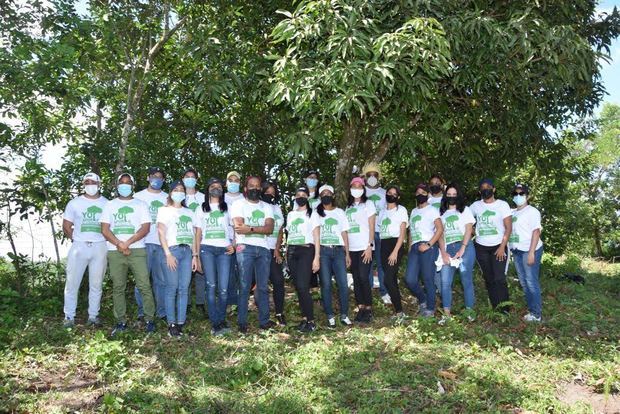 Voluntarios a la Jornada de Reforestación de la Cámara de Comercio de Santo Domingo.