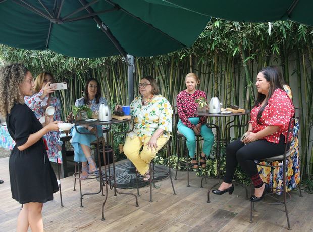 La especialista en té María Rodríguez, certificada WTA, mientras explica a las cronistas sobre la cultura del té.