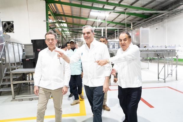  Ito Bisonó, Presidente Luis Abinader y Don Jorge Añaños durante el recorrido por la planta de ISM.
