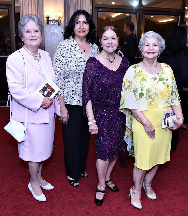 Milagros Pérez, Camelia Pérez, Josefina Miniño y Elena Miniño.