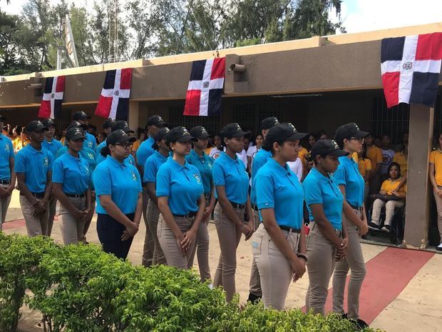 Programa del Servicio Militar Voluntario para estudiantes del Nivel Secundario, en el acto oficial de inicio de los entrenamientos celebrado en el referido centro educativo.