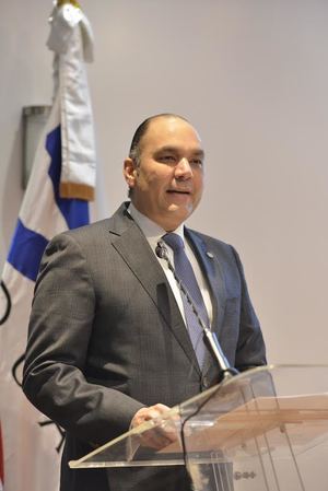 Enrique A. Ramírez, director general de Aduanas, pronuncia las palabras central del acto de reconocimiento en el Día Internacional de las Aduanas.