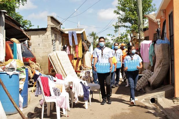 Scouts Dominicanos entregan ayudas en Hato Mayor
a afectados Tormenta Isaías.