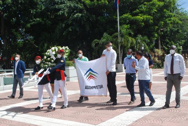 El presidente de Adompretur, José María Reyes y directivos de Adompretur depositan una ofrenda floral en el Altar de la Patria.