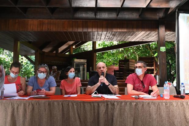 Periodistas de Francia celebran asamblea entre sostenibilidad y cacaotales.