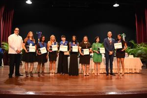 Grupo de graduados reciben sus títulos de bachiler.