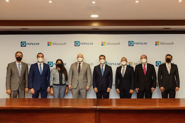 En la foto, ejecutivos de Microsoft y del Banco Popular durante la firma del acuerdo, la semana pasada. 
