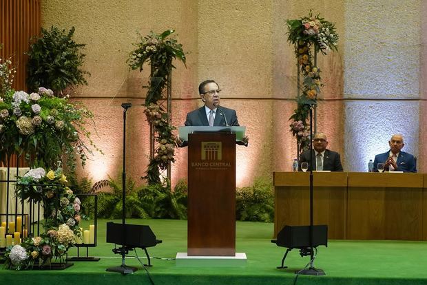 El gobernador del BCRD, Valdez Albizua, expuso su informe sobre la economía en el discurso por el 72° aniversario del BCRD.