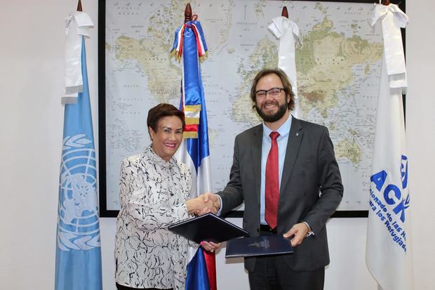 Dra. Florinda Rojas, directora ejecutiva del INM RD y Gabriel Gualano de Godoy, jefe de misión de ACNUR en el país.
